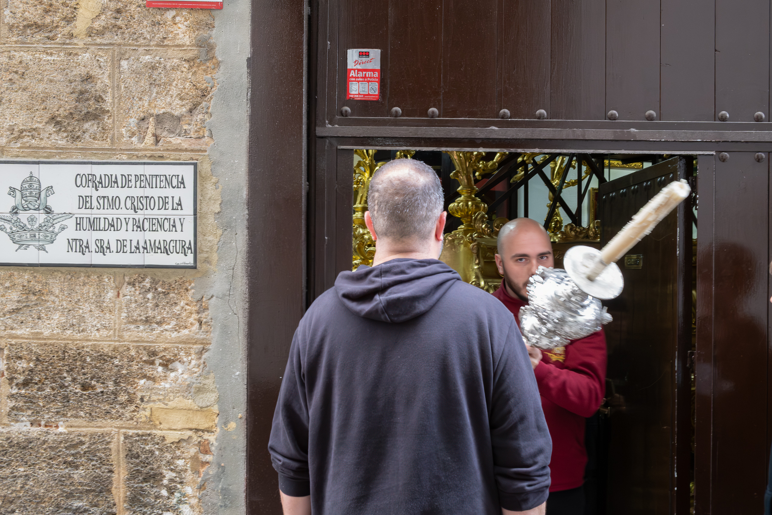 Einblick in eine Cofradía – silbernes Prozessionsgerät wird herausgetragen